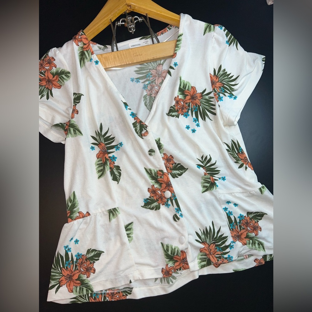 Emerette short sleeve floral button down peplum blouse Size Large EUC